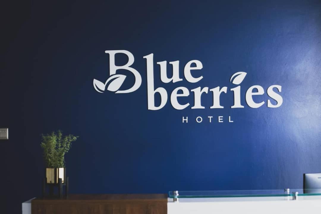 Blue Berries Hotel Entebbe Exteriör bild