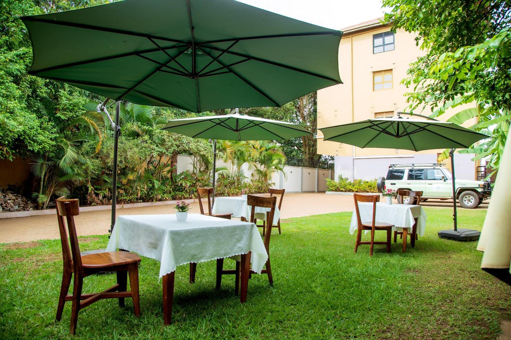 Blue Berries Hotel Entebbe Exteriör bild